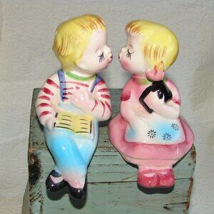 Vtg Shelf Sitter Kissing Boy & Girl Salt & Pepper SHAKER SET, Figural w/Corks